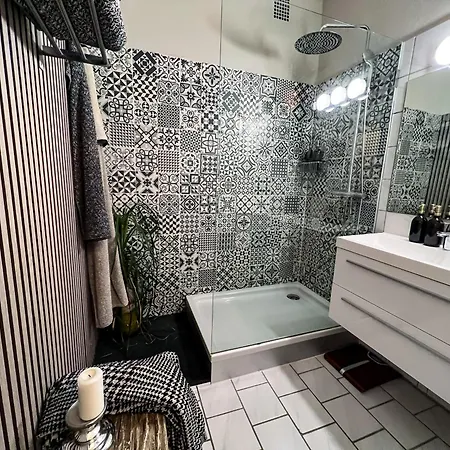 Big, And Charming On Schaafenstrasse Apartment Köln